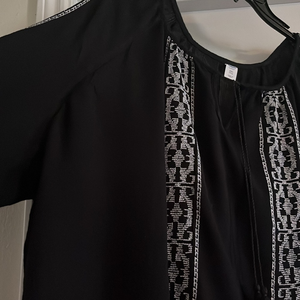 Blouse,embroidered,black and white XXL made in India (Old Navy)